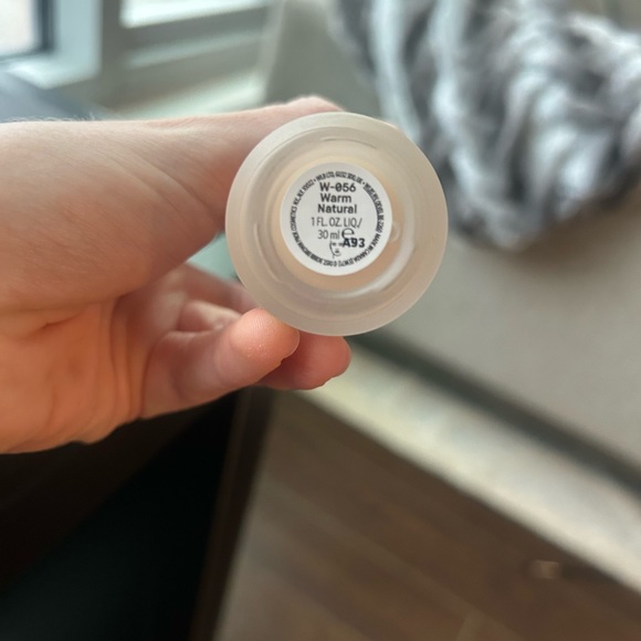 NWT-Bobbi Brown Weightless Foundation - Picture 2 of 2